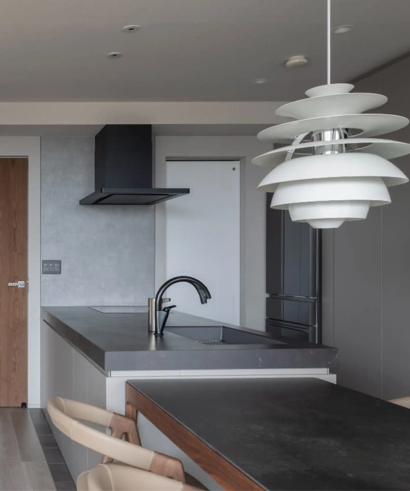 キッチンを“家具”に。ホテルライクな空間に溶け込む、グレイッシュな佇まい。