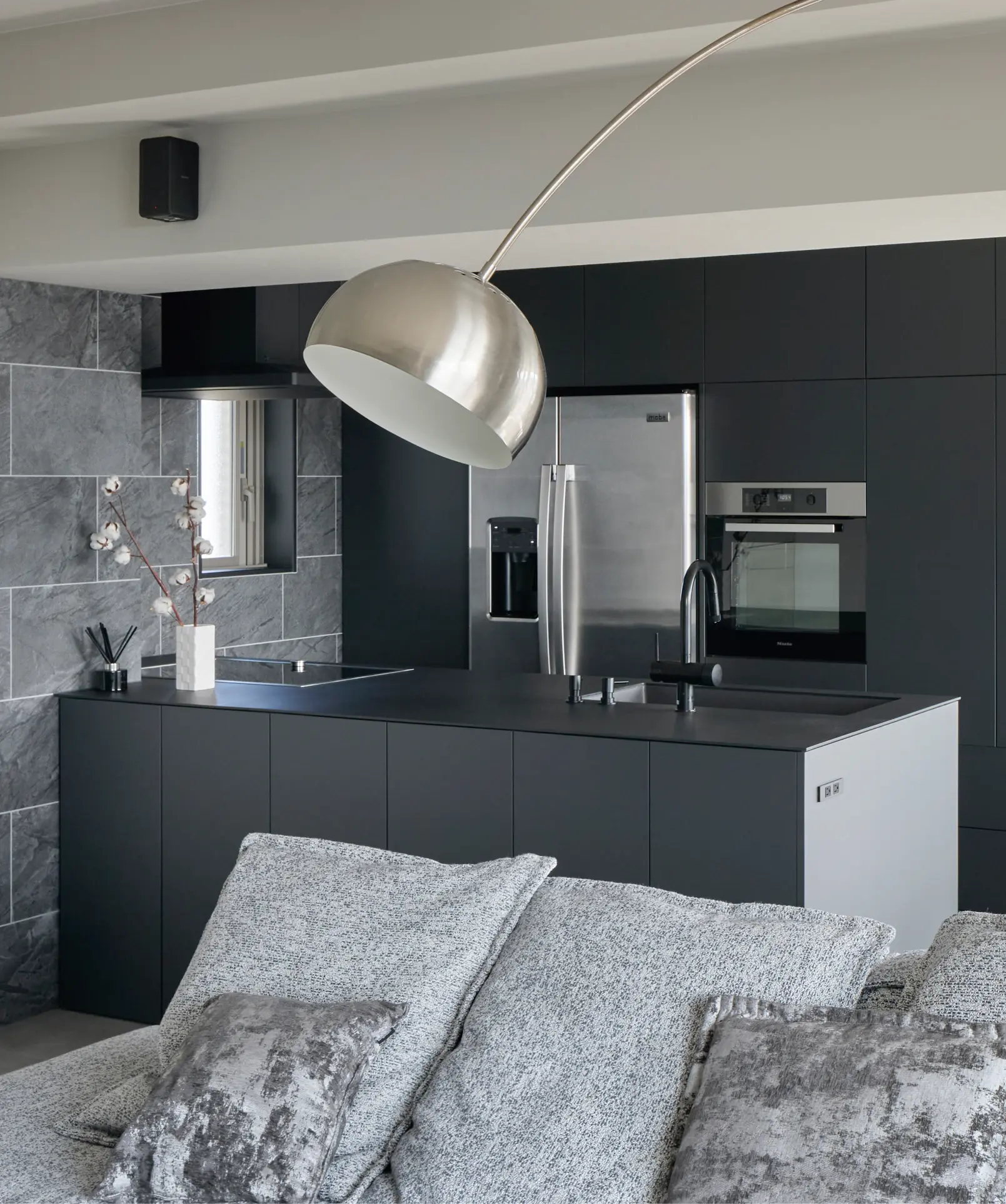 グレイッシュトーンが織りなす、シームレスな機能美