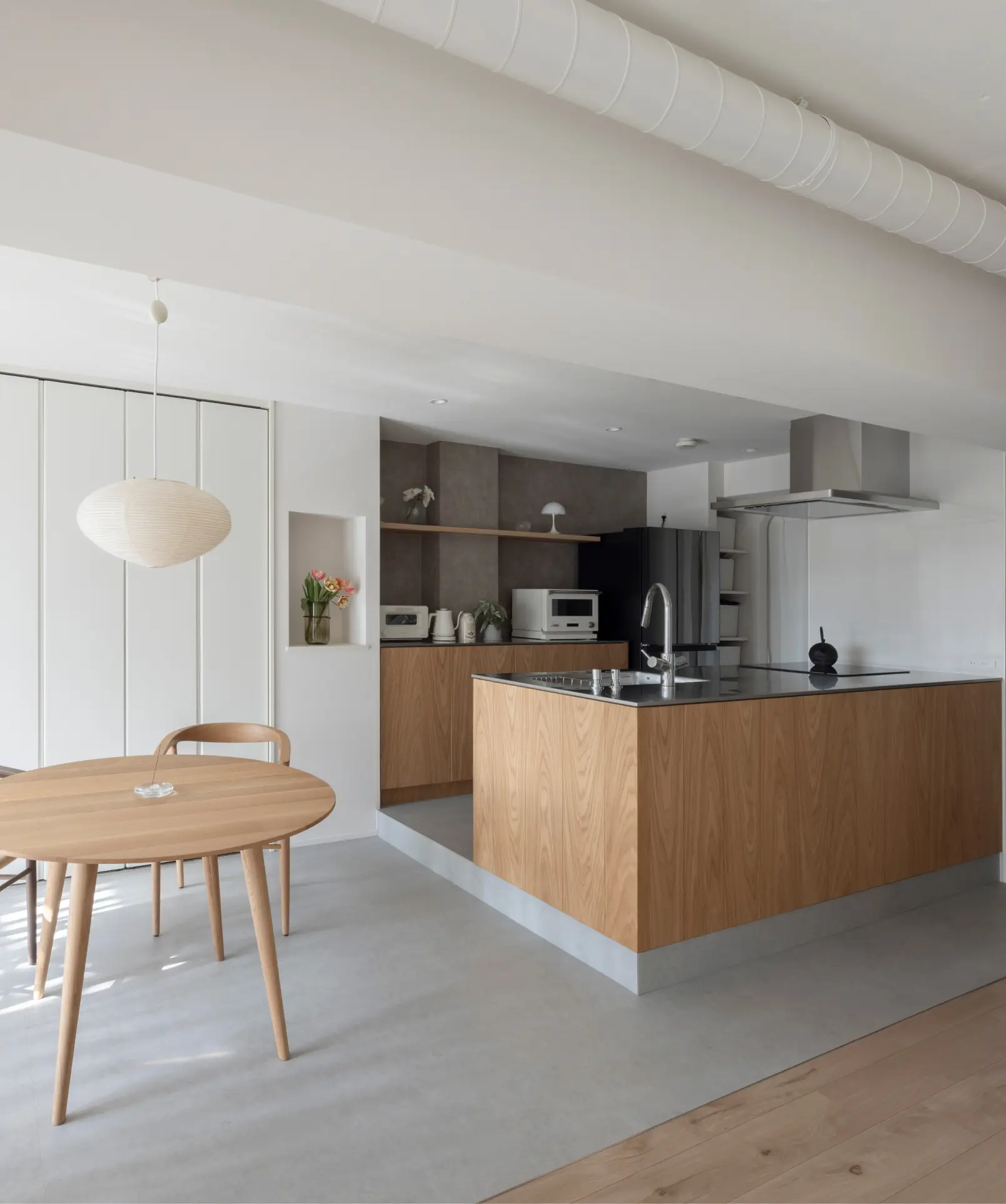 木と金属の調和が生む、暮らしを彩る上質なキッチン