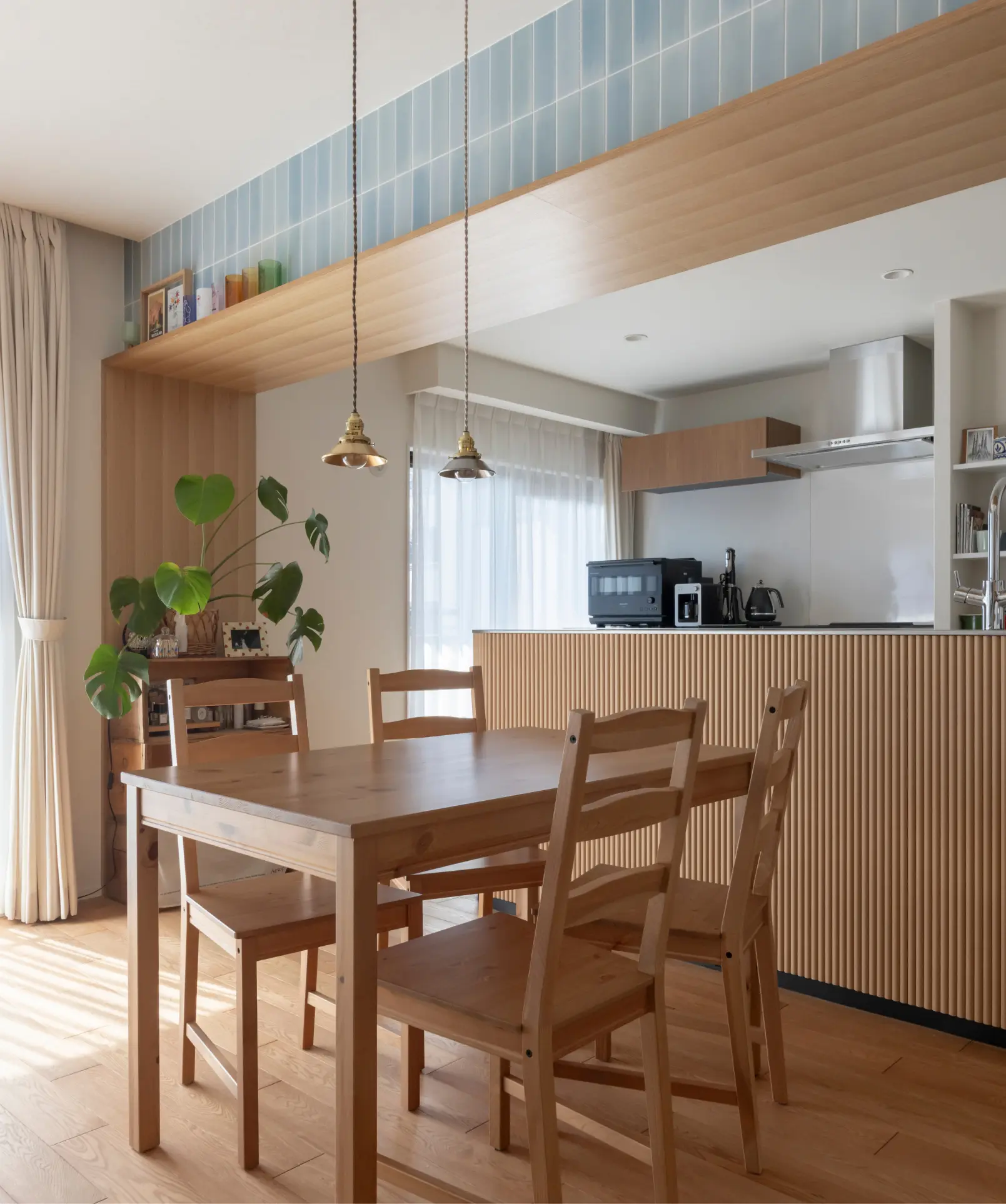 柔らかなリブと人が交わる、陽だまりのキッチン