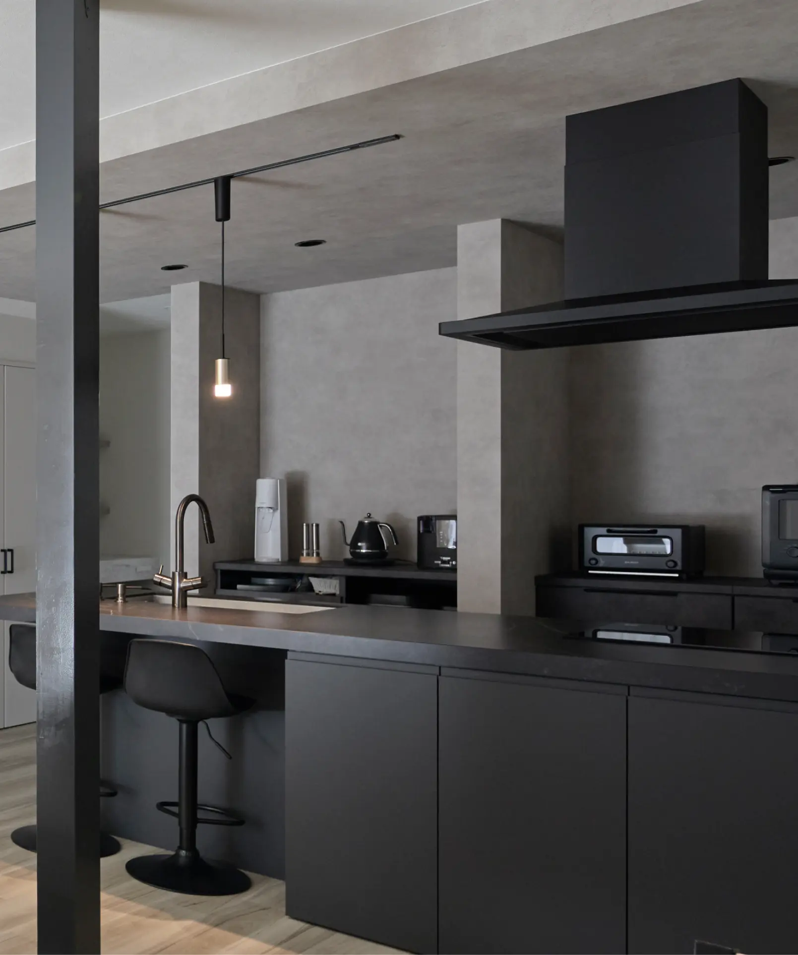 対話を繋ぐ、ミニマルなブラックキッチン