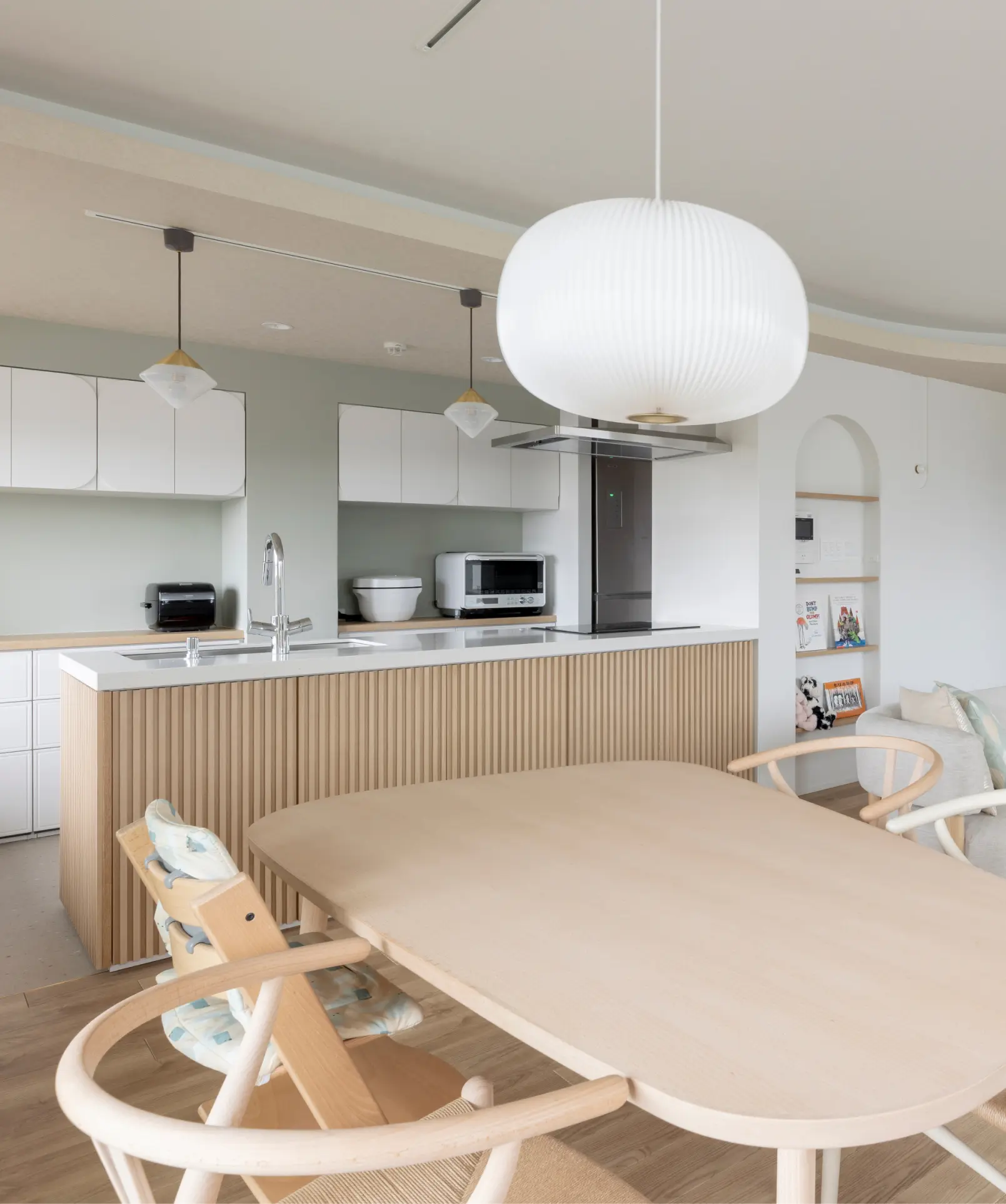 曲線が紡ぐ、ルーバーが奏でるナチュラルキッチン