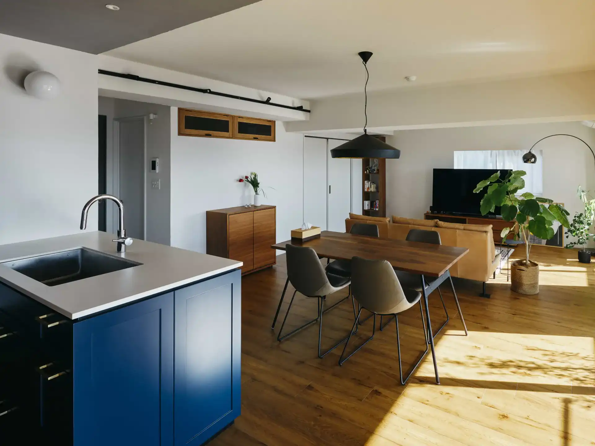 大容量収納の青色の造作キッチン