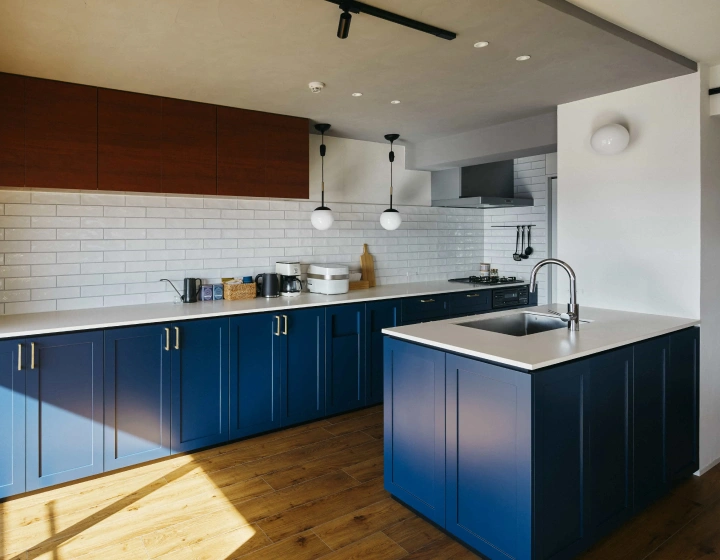 青色の造作キッチンが清潔感ある雰囲気を演出
