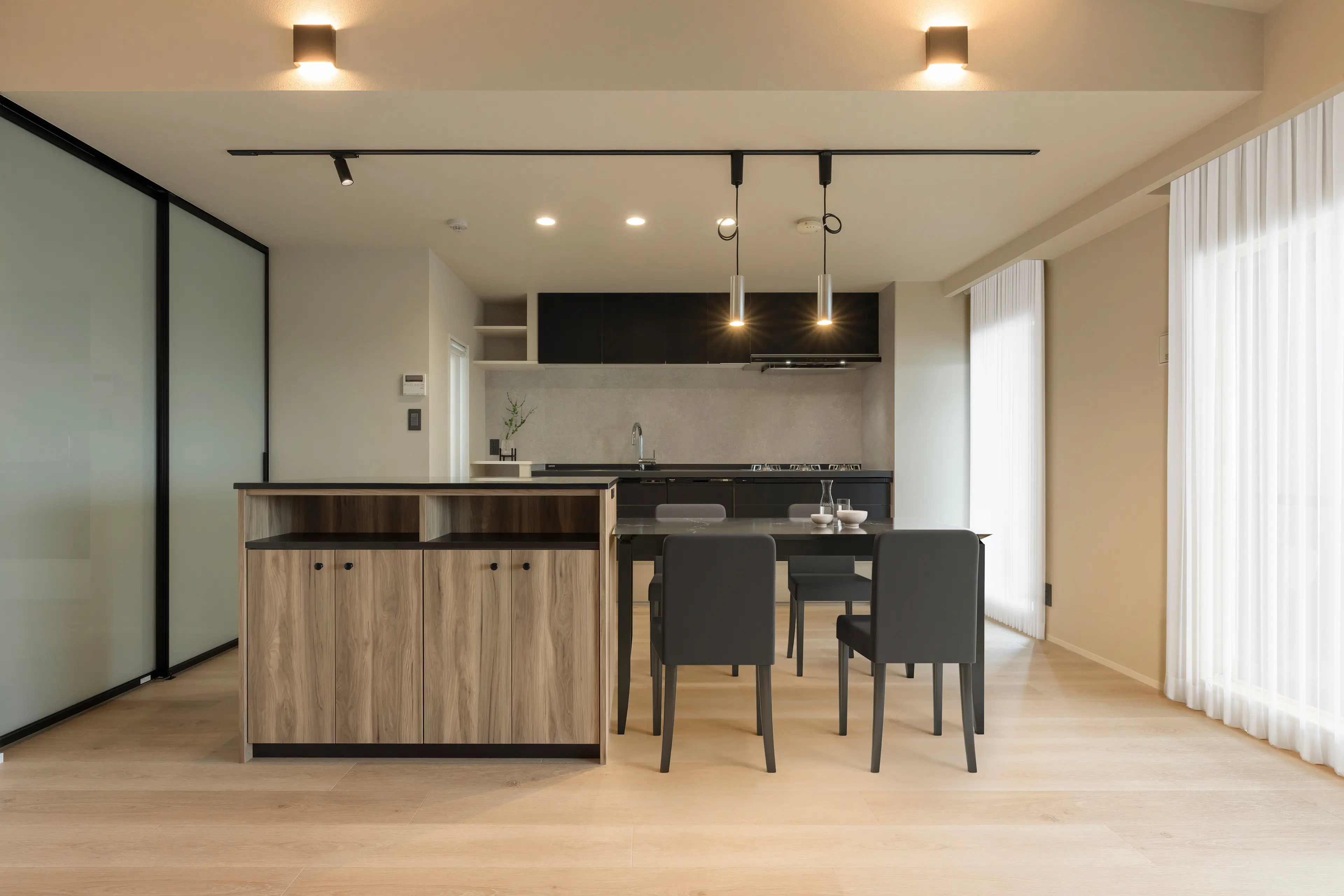 淡く優しい空間に、シャープなアクセントと愛猫を